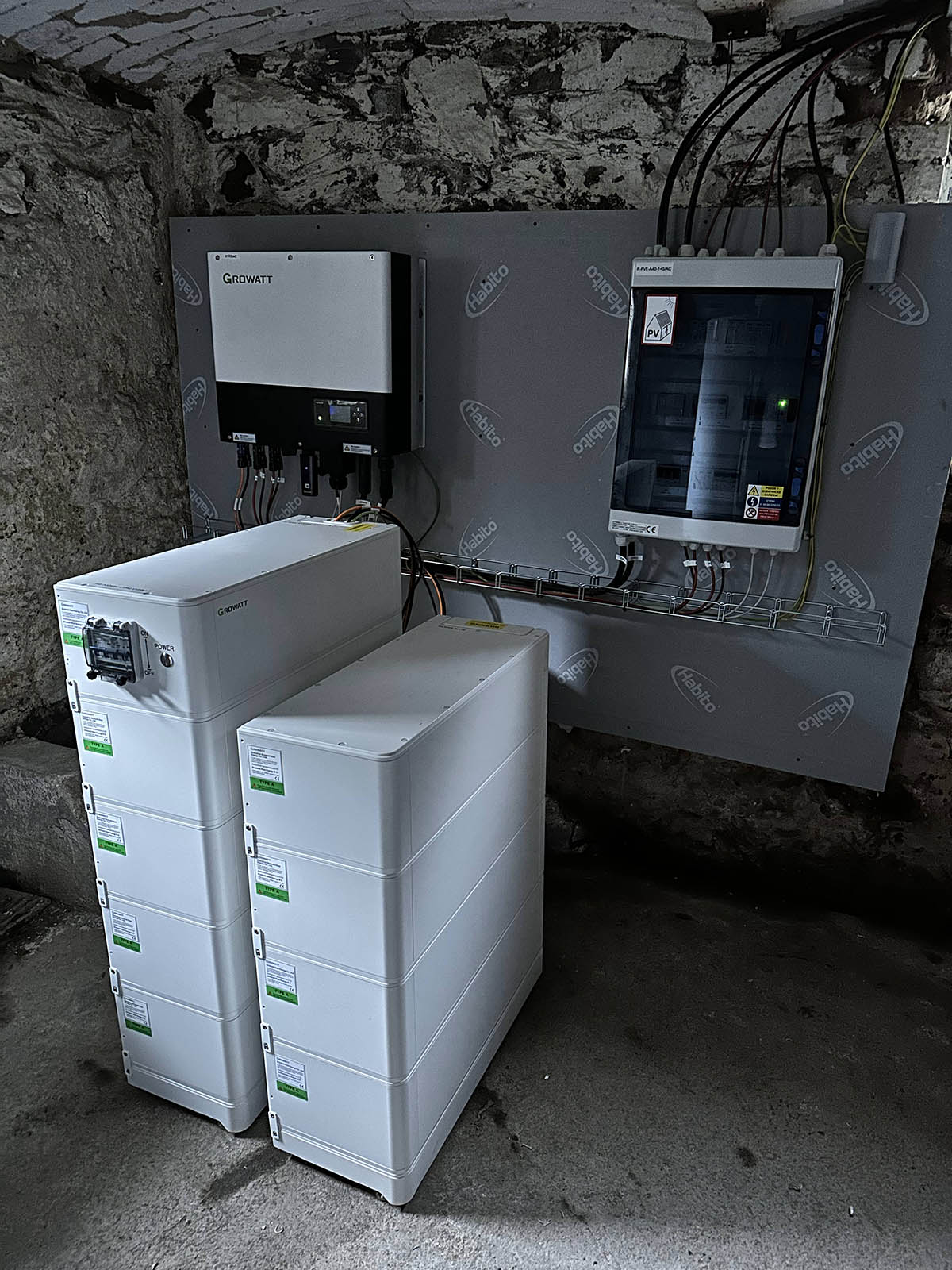 Střídač a baterie k fotovoltaice dodané firmou Solar Brothers