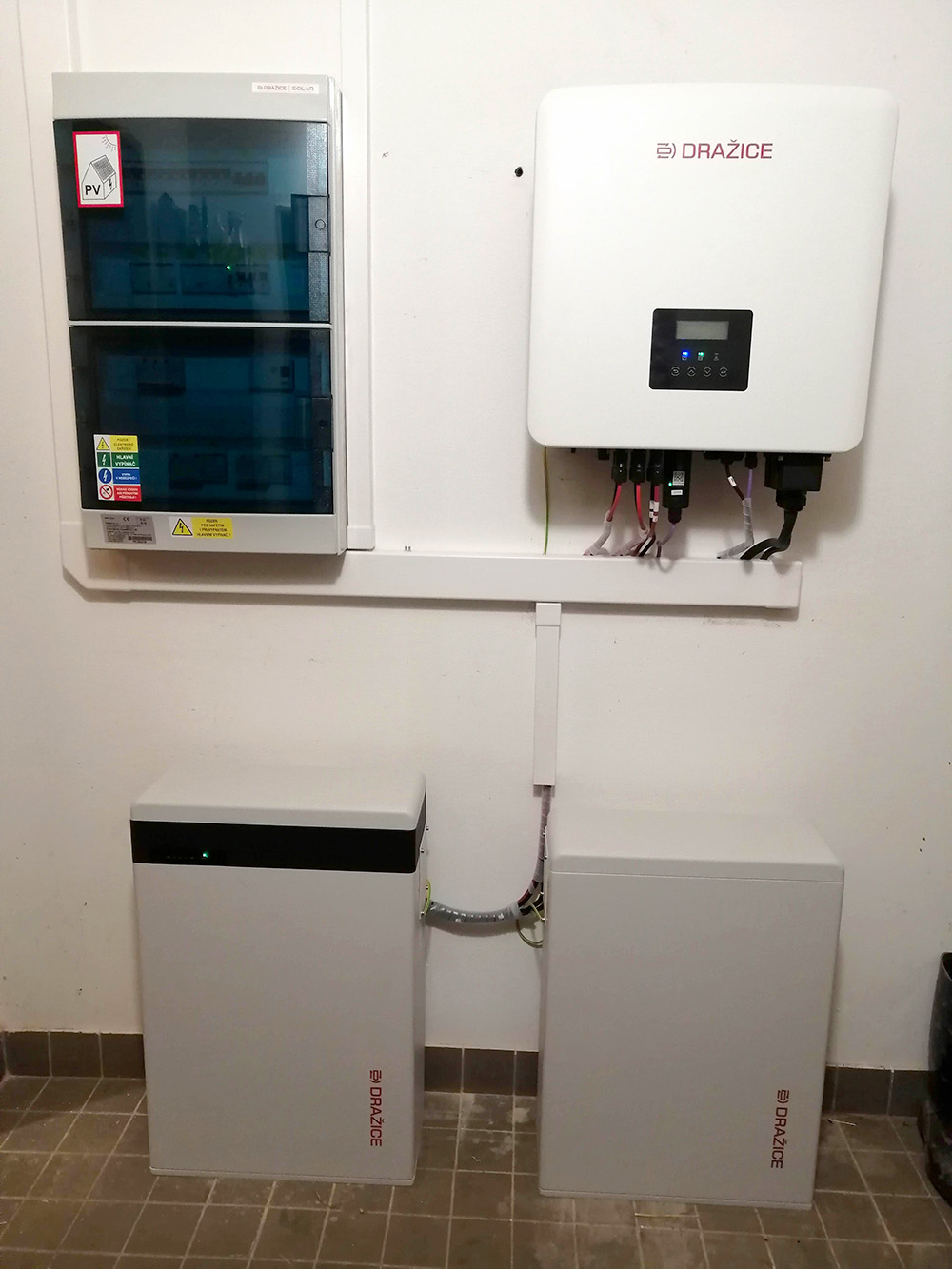 Střídač a baterie k fotovoltaice dodané firmou Solar Brothers